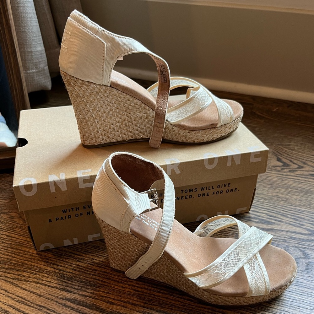 Tom’s Platinum Grosgrain Lace Strappy Wedge 6.5 wedding shoe